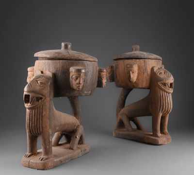 deux animaux sculptés dans le bois et un lion, posés sur des socles