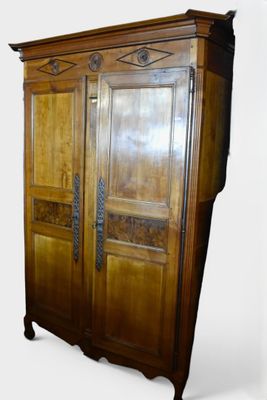 une armoire en bois avec deux portes de chaque côté
