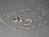 un collier, une bague et une boucle d'oreille posés sur une table