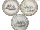 trois assiettes sur lesquelles figure l'image d'un homme à cheval et d'une femme à cheval