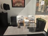deux chaises blanches placées devant une fenêtre