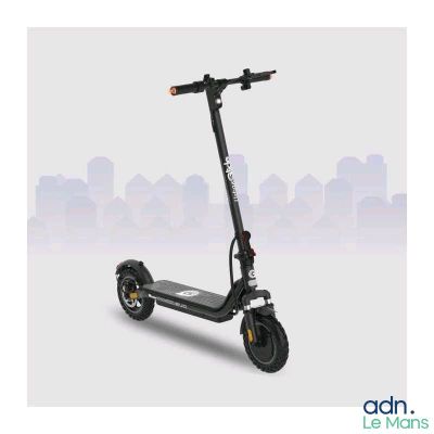 une photo d'un scooter garé devant un paysage urbain