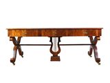 une grande table en bois avec deux tiroirs et deux pieds montés sur roulettes