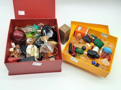 deux boîtes contenant divers types de produits de beauté