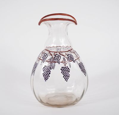 un vase en verre orné d'une grappe de raisin