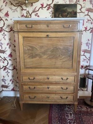 une commode surmontée d'un miroir dans une pièce