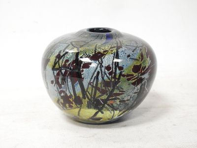 un vase avec un motif sur une surface blanche