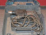 un outil dans une boîte à outils contenant un cordon