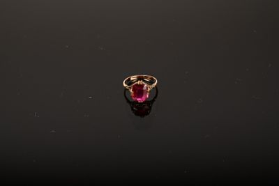 Bague or jaune 750/1000ème sertie d'une pierre rouge - TD 52…