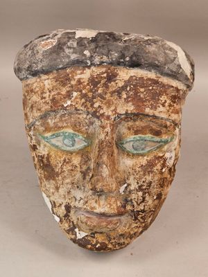 une image représentant un masque en argile aux yeux verts
