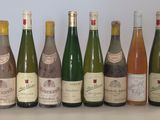 plusieurs bouteilles de vin sont alignées sur une table