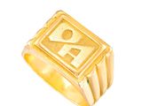 un gros plan d'une bague en or ornée d'un symbole ankh
