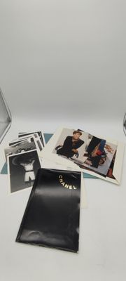 beaucoup de photos posées sur une table, à côté d'un ordinateur portable