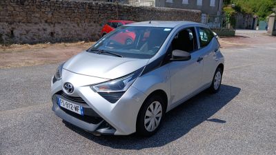 une voiture argentée garée sur le bord de la route