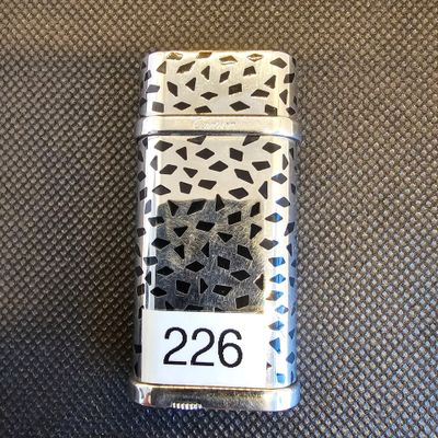un briquet posé sur une table