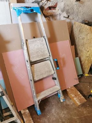 une échelle adossée au mur d'une pièce