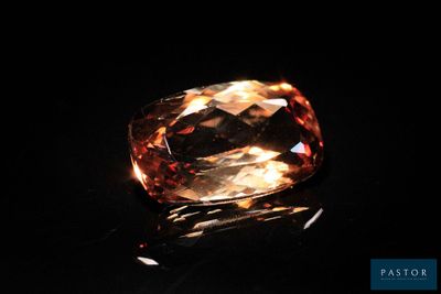 un diamant orange sur une surface noire
