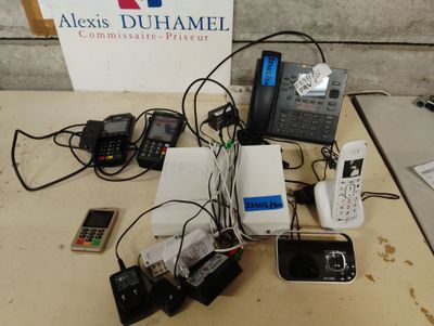 beaucoup de téléphones posés sur une table