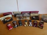 un grand nombre de petites voitures posées sur une table
