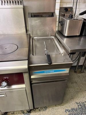 matériel de cuisine en acier inoxydable, notamment une friteuse, une cuisinière et un évier