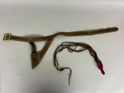 Une vieille paire de ciseaux et une ficelle sont posés sur une table