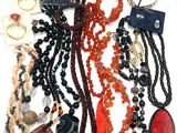 beaucoup de colliers et de bracelets posés sur une table