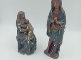 deux figurines représentant Jésus et Marie sur fond blanc
