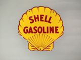 panneau « Shell » jaune avec des lettres rouges sur un mur blanc