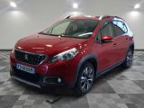 la voiture rouge est garée sur un sol en damier dans le garage