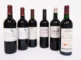 plusieurs bouteilles de vin sont alignées sur une surface blanche