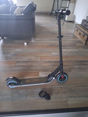 une trottinette posée par terre dans le salon
