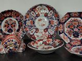 tout un assortiment d'assiettes et de bols sur une table
