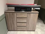 un téléviseur posé sur un meuble dans une pièce