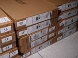 plusieurs cartons empilés les uns sur les autres sur un sol carrelé