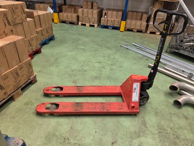un chariot élévateur à fourche posé au sol dans un entrepôt