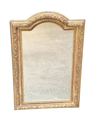 une image d'un miroir encadré d'or sur un fond blanc