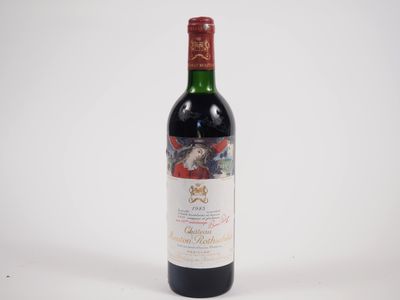 une bouteille de vin rouge posée sur une table blanche