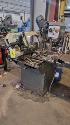 une machine placée au milieu d'une pièce