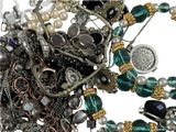 une pile de bijoux assortis sur une surface blanche