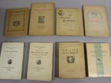 six livres sont alignés sur une table