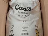 un sac de litière pour chat dans une boîte en carton