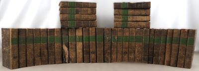 plusieurs vieux livres empilés sur une table