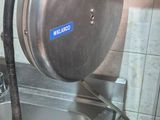 un évier en métal équipé d'un robinet en métal