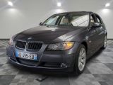 une photo d'une voiture bmw noire dans une salle d'exposition