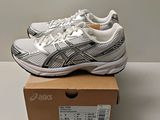 Chaussures de course Asics Gelevo dans une boîte posée sur une table