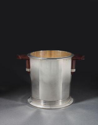un seau à glace ancien en métal argenté, muni de poignées en bois