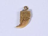 un petit pendentif en or orné d'une grosse dent