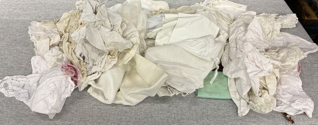 Un lot de linge ancien, vêtements enfant et divers. Vendu en l’ét
