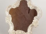 une image représentant un petit miroir orné de perles