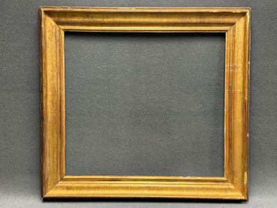 Cadre en bois et stuc à patine dorée.